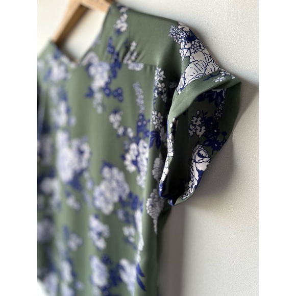 COPY - Sage, white, and blue floral blouse - Picture 6 of 7
